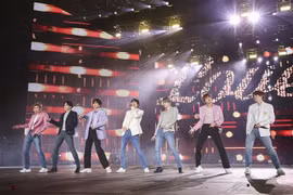 Nhóm nhạc BTS biểu diễn tại Seoul, Hàn Quốc. (Ảnh: Yonhap/TTXVN)