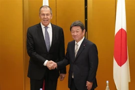 Ngoại trưởng Nhật Bản Toshimitsu Motegi (phải) và Ngoại trưởng Nga Sergey Lavrov (trái) tại cuộc gặp bên lề Hội nghị Ngoại trưởng G20 ở Nagoya, Nhật Bản, ngày 22/11. (Ảnh: AFP/TTXVN)