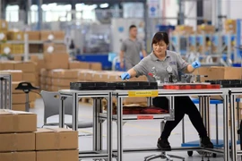 Nhân viên vận hành dây chuyền sản xuất tại Công ty IMS Gear ở thị xã Thái Cương, tỉnh Giang Tô, miền Đông Trung Quốc. (Ảnh: THX/TTXVN)