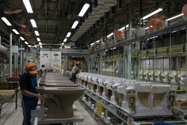 Thực tập sinh Việt Nam làm việc tại Nhà máy gốm sứ vệ sinh Enokido của LIXIL ở tỉnh Aichi. (Ảnh: Đào Tùng/Vietnam+)