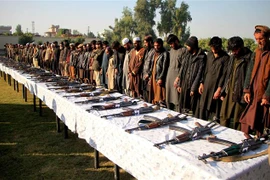 Các tay súng IS đầu hàng tại Jalalabad, tỉnh Nangarhar, Afghanistan. (Ảnh: THX/TTXVN)