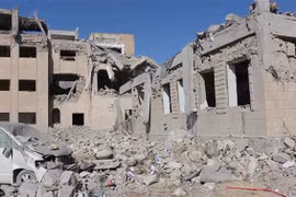 Cảnh đổ nát sau một vụ tấn công tại Dhamar, Yemen. (Ảnh: AFP/TTXVN)