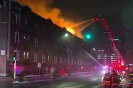 Lính cứu hỏa nỗ lực dập lửa tại hiện trường vụ hỏa hoạn ở thành phố Minneapolis, bang Minnesota, Mỹ sáng 25/12. (Ảnh: CNN/TTXVN)