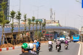 Dự án cầu vượt An Dương-Thanh Niên với mức đầu tư hơn 300 tỷ đồng ở Hà Nội đang hoàn tất công đoạn cuối chuẩn bị khánh thành sau một năm thi công. (Ảnh: Minh Sơn/Vietnam+)