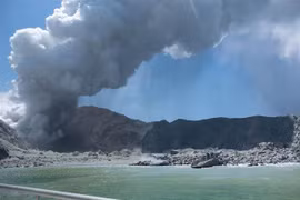 Cột tro bụi phun lên từ miệng núi lửa White Island của New Zealand. (Ảnh: AFP/TTXVN)