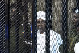 Cựu Tổng thống Sudan Omar al-Bashir (giữa) xuất hiện tại phiên tòa ở thủ đô Khartoum ngày 31/8. (Ảnh: AFP/TTXVN)