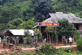 Lực lượng vũ trang tham gia sửa chữa điểm trường Tiểu học Sa Ná-Son. (Ảnh: Trịnh Duy Hưng/TTXVN)