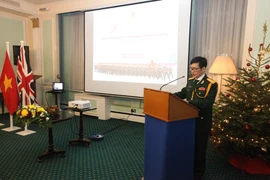Đại tá Võ Văn Thành, Tùy viên Quốc phòng Việt Nam tại Anh, giới thiệu lịch sử chiến đấu, trưởng thành đầy vẻ vang của Quân đội Nhân dân Việt Nam. (Ảnh: Đình Thư/Vietnam+)