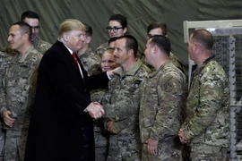 Tổng thống Donald Trump thăm các binh sỹ Mỹ tại căn cứ Bagram ở Afghanistan nhân dịp lễ Tạ ơn ngày 28/11. (Ảnh: AFP/TTXVN)