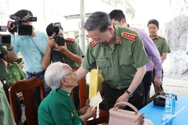 Đại tướng Tô Lâm thăm hỏi, tặng quà Mẹ Việt Nam Anh hùng Phạm Thị Ánh (85 tuổi, trú tại ấp Lộc Trung, xã Lộc Ninh, huyện Dương Minh Châu, tỉnh Tây Ninh). (Ảnh: Lê Đức Hoảnh/TTXVN)
