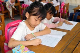 Giờ học của học sinh lớp 1A trường Tiểu học Thi Sơn, huyện Kim Bảng, tỉnh Hà Nam. (Ảnh: Đại Nghĩa/TTXVN)