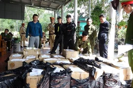 Lực lượng chức năng phát hiện, thu giữ gần 1 tấn pháo tại nhà riêng của đối tượng tên Nguyễn Đăng Mười. (Ảnh: Võ Dung/TTXVN)