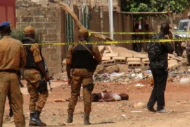 Lực lượng an ninh Burkina Faso trong chiến dịch truy quét phần tử khủng bố tình nghi tại Ouagadougou. (Ảnh: AFP/TTXVN)