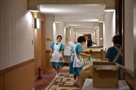 Nhân viên làm việc tại một khách sạn ở Tokyo, Nhật Bản. (Ảnh: AFP/TTXVN)