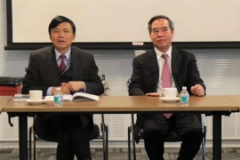 Trưởng ban Kinh tế Trung ương Nguyễn Văn Bình và Đại sứ, Trưởng Phái đoàn thường trực Việt Nam tại LHQ Đặng Đình Quý. (Ảnh: Khắc Hiếu/TTXVN)