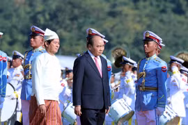 Thủ tướng Nguyễn Xuân Phúc và Tổng thống Win Myin duyệt đội danh dự. (Ảnh: Thống Nhất/TTXVN)