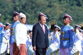 Thủ tướng Nguyễn Xuân Phúc và Tổng thống Win Myin duyệt đội danh dự. (Ảnh: Thống Nhất/TTXVN)