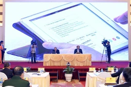 Thủ tướng Nguyễn Xuân Phúc và Bộ trưởng, Chủ nhiệm Văn phòng Chính phủ Mai Tiến Dũng ký số văn bản điện tử ban hành Quyết định gửi các Bộ, Ban, ngành, địa phương qua trục liên thông văn bản quốc gia. (Ảnh: Minh Quyết/TTXVN)