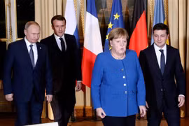 (Từ trái sang) Tổng thống Nga Vladimir Putin, Tổng thống Pháp Emmanuel Macron, Thủ tướng Đức Angela Merkel và Tổng thống Ukraine Volodymyr Zelensky tới Hội nghị thượng đỉnh nhóm Bộ tứ Normandy ở Paris (Pháp). (Ảnh: AFP/TTXVN)