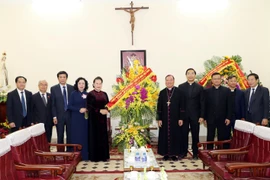 Chủ tịch Quốc hội Nguyễn Thị Kim Ngân tặng hoa chúc mừng Tòa Giám mục và Tổng Giám mục Tổng Giáo phận Hà Nội Giuse Vũ Văn Thiên. (Ảnh: Trọng Đức/TTXVN)
