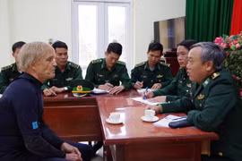 Ngư dân Bình Định cứu một người Đức đuối nước trên biển