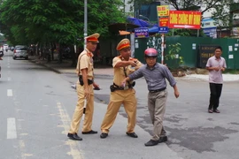 Một tài xế khi bị kiểm tra đã thủng thẳng bỏ xe... đi về (Ảnh: PV/Vietnam+)