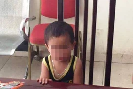 Cháu bé bị bỏ rơi tại phường Chương Dương (Ảnh: Facebook)