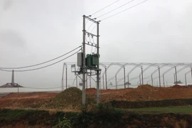 Những trạm điện công suất lớn ngang nhiên mọc lên để phục vụ cho các lò gạch không phép (Ảnh:PV/Vietnam+)