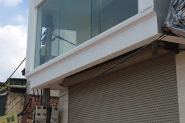Cột điện "mọc xuyên" qua trần nhà 4 tầng (Ảnh: Sơn Bách/Vietnam+) 