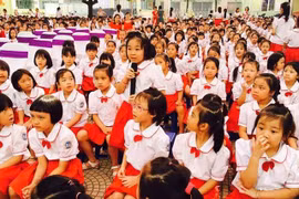 Học sinh trường tiểu học Mai Dịch tham gia buổi tuyên truyền về vệ sinh cá nhân và môi trường vào tháng 10/2016 (Ảnh: Trường tiểu học Mai Dịch) 