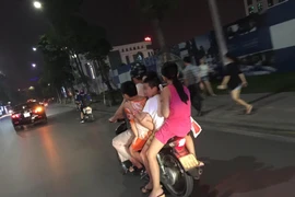 Chiếc xe chở 6 người đi trên phố đêm 22/10 (Ảnh: Diệp Trương/Vietnam+)