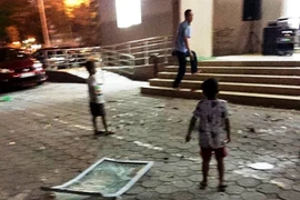 Tấm cửa kính rơi trong sự ngơ ngác của các cháu nhỏ (Ảnh: Cư dân CT2 TP cung cấp) 