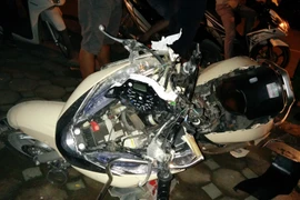 Chiếc xe máy bị văng ra sau 5km mắc vào xế hộp tiền tỷ (Ảnh: Sơn Bách/Vietnam+)