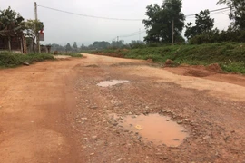 Đường 15 có dấu hiệu xuống cấp nghiêm trọng (Ảnh: Thái Sương/Vietnam+)