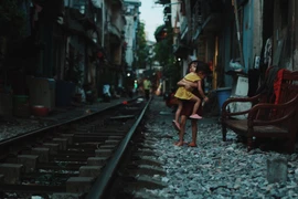 Tuổi thơ của những đứa trẻ ở "phố đường tàu" gắn chặt với đường ray xe lửa. (Ảnh: Thanh Dung/Vietnam+)