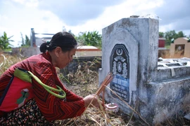 Rất hiếm dịp, khu Từ trần thuộc Nghĩa trang Trần Văn Thời mới có người đến thắp hương, dọn dẹp như này (Ảnh: Minh Sơn/Vietnam+) 