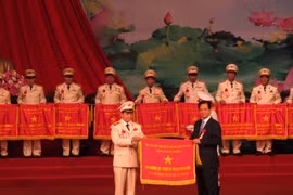 Công an Hà Nội vinh dự nhận danh hiệu anh hùng lực lượng vũ trang nhân dân nhờ những thành tích xuất sắc trong năm qua (Ảnh: Công an Hà Nội)