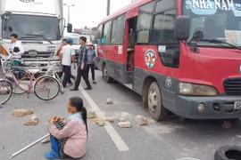 Do bức xúc vì thiếu đường gom dân sinh, nhiều người dân đã mang vật cản ra chặn xe trên đường Bắc Thăng Long-Nội Bài (Ảnh: Cộng tác viên Hữu Thanh) 