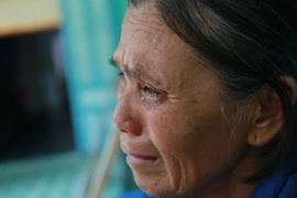 Bà Ảnh trong hơn 10 năm nay đã đằng đẵng đội đơn gõ cửa các cơ quan chức năng với hy vọng đòi lại quyền lợi cho người cha quá cố (Ảnh: Minh Sơn/Vietnam+) 