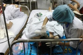 Nạn nhân đang được các bác sỹ tích cực chăm sóc (Ảnh: PV/Vietnam+) 