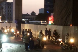 Nam công nhân nằm giữa lòng đường Trần Phú với nhiều vết máu (Ảnh: Cắt từ Clip người dân cung cấp)