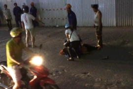 Nạn nhân rơi từ công trường công trình đường sắt trên cao đã tử vong. (Ảnh: Cắt từ video người dân cung cấp) 