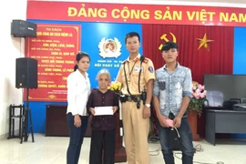 Người nhà và cụ Huệ tại Trụ sở Đội Cảnh sát giao thông số 4 (Ảnh: Đội CSGT số 4 cung cấp) 