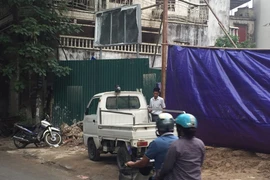 Cảnh sát đã có mặt, phong tỏa hiện trường vụ sập giàn giáo (Ảnh: PV/Vietnam+) 