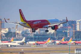 Máy bay của Hãng hàng không Vietjet Air hạ cánh tại Sân bay Tân Sơn Nhất. (Ảnh: PV/Vietnam+)