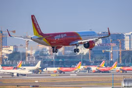Máy bay của Hãng hàng không Vietjet Air hạ cánh tại Sân bay Tân Sơn Nhất. (Ảnh: PV/Vietnam+)