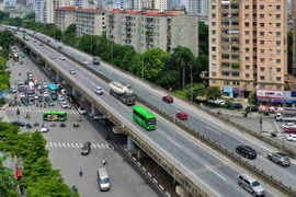 Phương tiện lưu thông trên một dự án đường vành đai. (Ảnh: PV/Vietnam+)