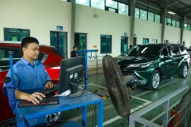 Nhân viên đăng kiểm thực hiện quy trình kiểm định xe cơ giới. (Ảnh: Hoài Nam/Vietnam+)