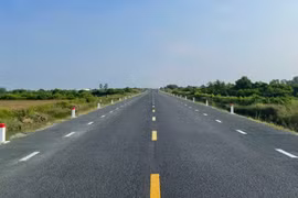 Một tuyến đường Quốc lộ qua tỉnh Cà Mau được nâng cấp, sửa chữa. (Ảnh: Việt Hùng/Vietnam+)
