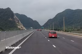 Phương tiện lưu thông trên đoạn tuyến cao tốc Mai Sơn-Quốc lộ 45. (Ảnh: Việt Hùng/Vietnam+)